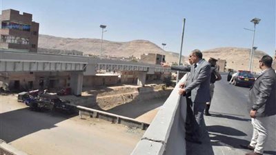 محافظ أسيوط يتفقد بعض مخرات السيول ويوجه بتطهيرها