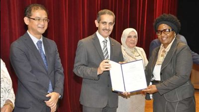 رحمي يسلم شهادات البرنامج التدريبي لأطباء 18 دولة إفريقية