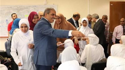 المحرصاوي يوزع هدايا على طالبات 