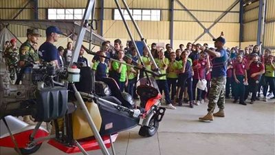 طلاب تعليم القاهرة في تجربة حية للإنزال بالمظلات