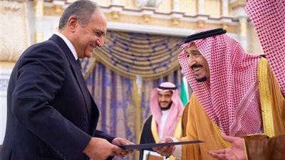 عاجل.. خادم الحرمين يتسلم اوراق اعتماد السفير أحمد فاروق سفيرا لمصر بالمملكة