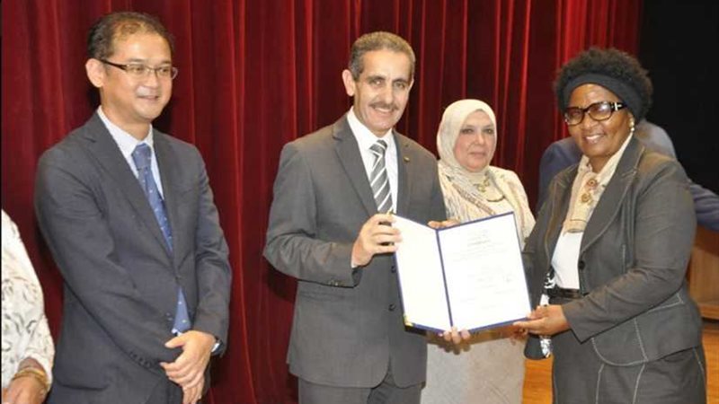 رحمي يسلم شهادات