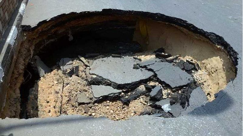 هبوط أرضي بطول 150