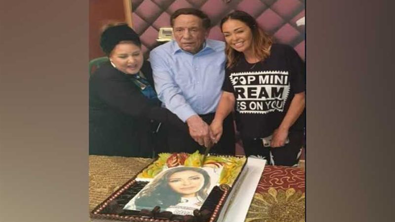 عادل إمام يحتفل بعيد