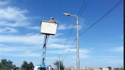 حفاظًا على أرواح المواطنين.. صيانة خطوط الإنارة بالبحيرة