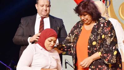 وزيرة الثقافة تسلم جوائز المواهب الذهبية لذوي القدرات الخاصة.. صور