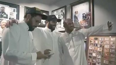 رواد موسم الرياض يلتقطون 