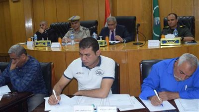 خلال اجتماع المجلس التنفيذي - محافظ المنيا :عدم توصيل المرافق للمخالفين لطلاء واجهات المبانى