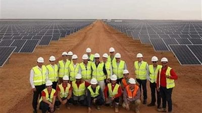 أكبر مجمع لتوليد الكهرباء بالطاقة الشمسية في العالم يسطع في بلاد الذهب