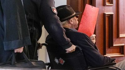 عمره 93عاماً ويحاكم أمام محكمة الأحداث (صور)