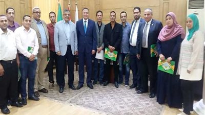 رئيس جامعة بنها يسلم عقود تمويل المشروعات البحثية لشباب الباحثين
