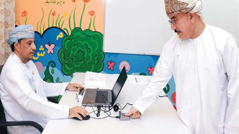 العمانيون ينتخبون