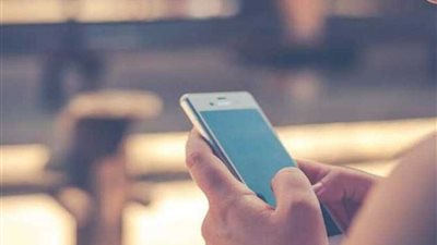 ظل 4 سنوات يتلقى رسائل على رقم تليفون والدها المتوفى.. وأخيرًا رد على رسائلها