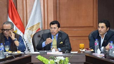 عاجل وزير الرياضة يجتمع باللجنة المنظمة للبطولة الإفريقية للشباب