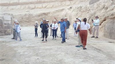 بالصور.. زاهي حواس يوضح أسرار الأهرامات لوفد أمريكي ويؤكد أبو الهول صخرة صماء