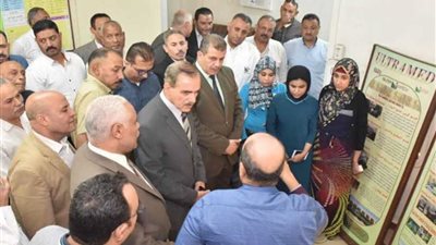 محافظ أسيوط يتفقد تدريب طلاب التعليم الفني بمصانع منطقة عرب العوامر الصناعية