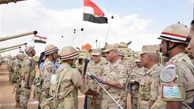 وزير الدفاع يشهد رفع الكفاءة القتالية لأحد تشكيلات المشاه الميكانيكى بالمنطقة المركزية العسكرية