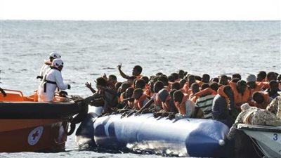 قوات حرس السواحل الليبية تعترض قارب يقل مهاجرين أفارقة