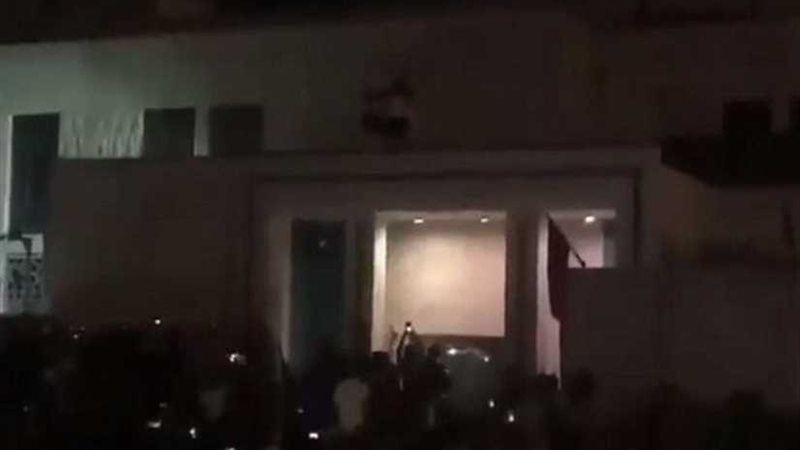 عراقي يرفع علم بلاده