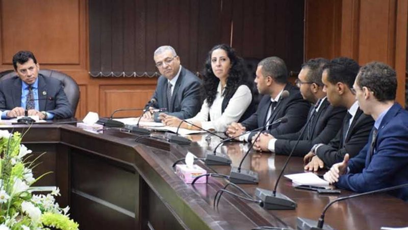 أشرف صبحي يلتقي الوفد