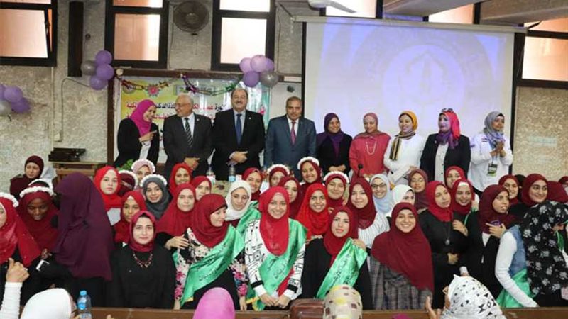 بالصور.. رئيس جامعة