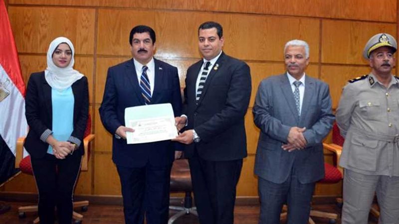 محافظ القليوبية يكرم