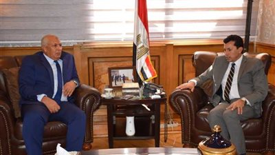 وزير الشباب يناقش مع محافظ الوادي الجديد تطوير المنشآت وتكثيف البرامج والمشروعات