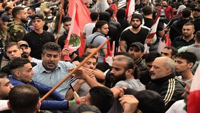 عاجل.. اشتباكات بين المتظاهرين ومواطنين رافضين لقطع الطرق في بيروت