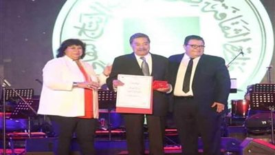 وزيرة الثقافة كرمت 15 من فرسان النصر وسلمت جوائز 