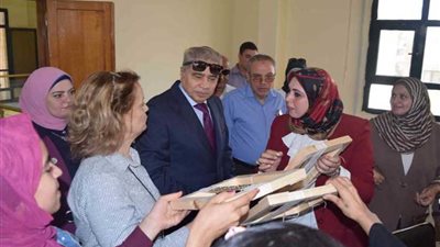 محافظ المنيا يتفقد أعمال تدريب 100 سيدة على الحرف اليدوية