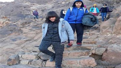 تسلق أول طفل من ذوي الهمم جبل موسى للترويج للسياحة البيئية