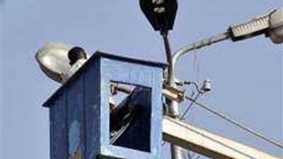 لتفادي وقوع الحوادث .. صيانة وتركيب كشافات إنارة بالصحراوي الغربي بالمنيا