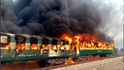 عاجل.. ارتفاع عدد ضحايا حريق قطار باكستان إلى 73 قتيلا