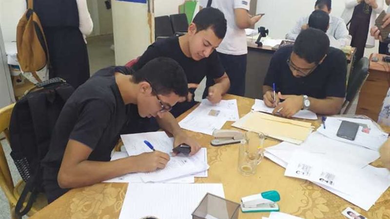 1217 طالبا تقدموا