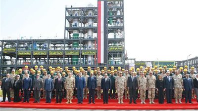 الرئيس السيسي بين أصحاب الإيد الشغالة