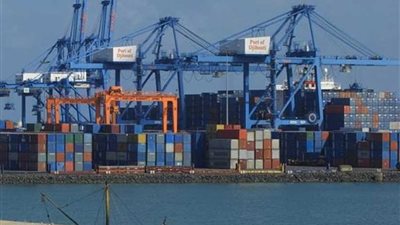 ميناء دمياط يستقبل 12 سفينة بضائع عامة وحاويات