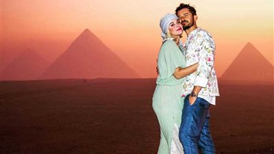 بالصور.. كاتي بيري وأورلاندو بلوم في زيارة للأهرامات