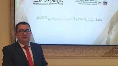 فوز أحد القيادات الإدارية بجامعة أسيوط بجائزة التميز الحكومي