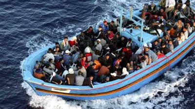 عمدة وسكان جزيرة يونانية يمنعون سفينة من إنزال 75 مهاجرا