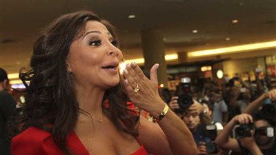 إليسا حافية القدمين تشعل مسرح أولمبيا