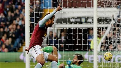 الشوط الأول.. أستون فيلا يُصعب مهمة ليفربول بافتتاحية رائعة لـ«تريزيجيه» في الدوري الإنجليزي الممتاز