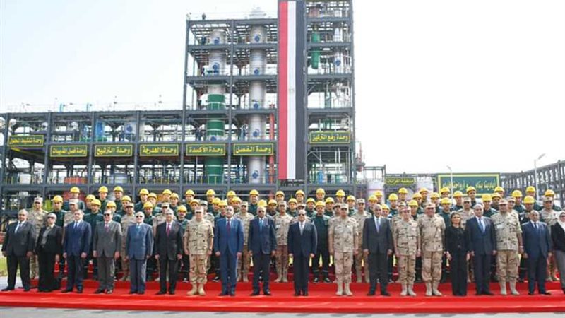 الرئيس السيسي بين