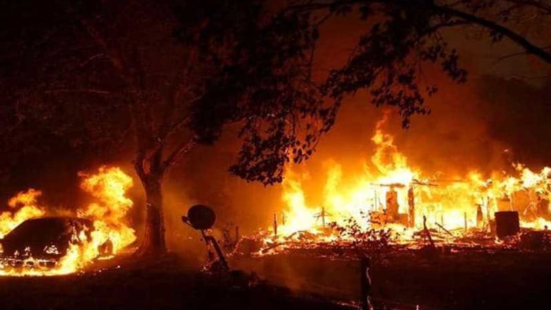 رياح عنيفة تؤجج الحرائق