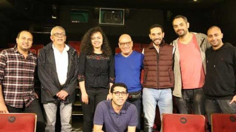 عندي صورة يرفع لافتة