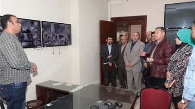 محافظ بني سويف يتفقد منظومة العمل بغرفة العمليات الرئيسية