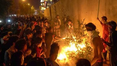 المتظاهرون يغلقون القنصلية الإيرانية وسط العراق