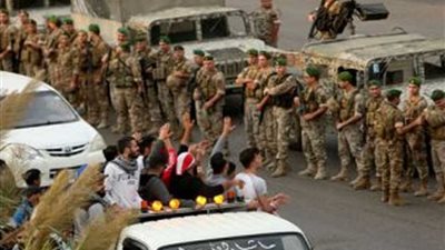 الجيش اللبناني يبدأ عملية واسعة لفتح الطرق المغلقة من المتظاهرين