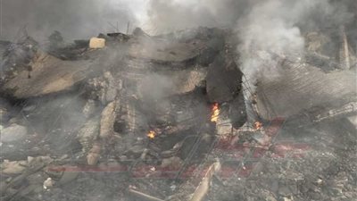 استمرار عملية التبريد بحريق مصنع 