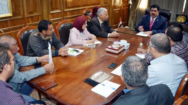 محافظ القليوبية يناقش