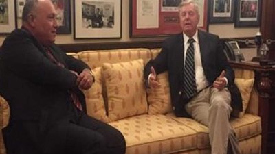 وزير الخارجية يبحث مع السيناتور 